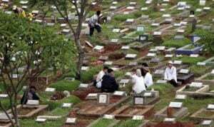 Patut Diamalkan, Ini 9 Adab Ziarah Kubur dalam Islam