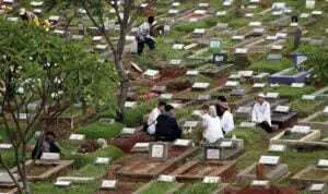 Patut Diamalkan, Ini 9 Adab Ziarah Kubur dalam Islam