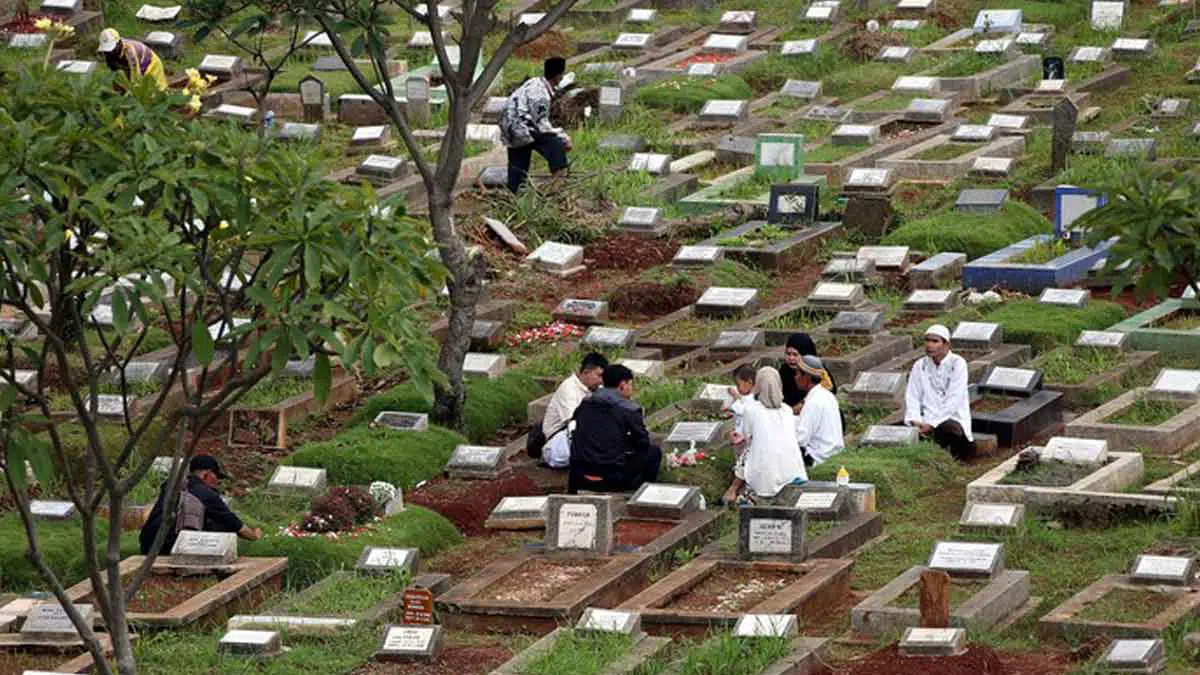 Patut Diamalkan, Ini 9 Adab Ziarah Kubur dalam Islam