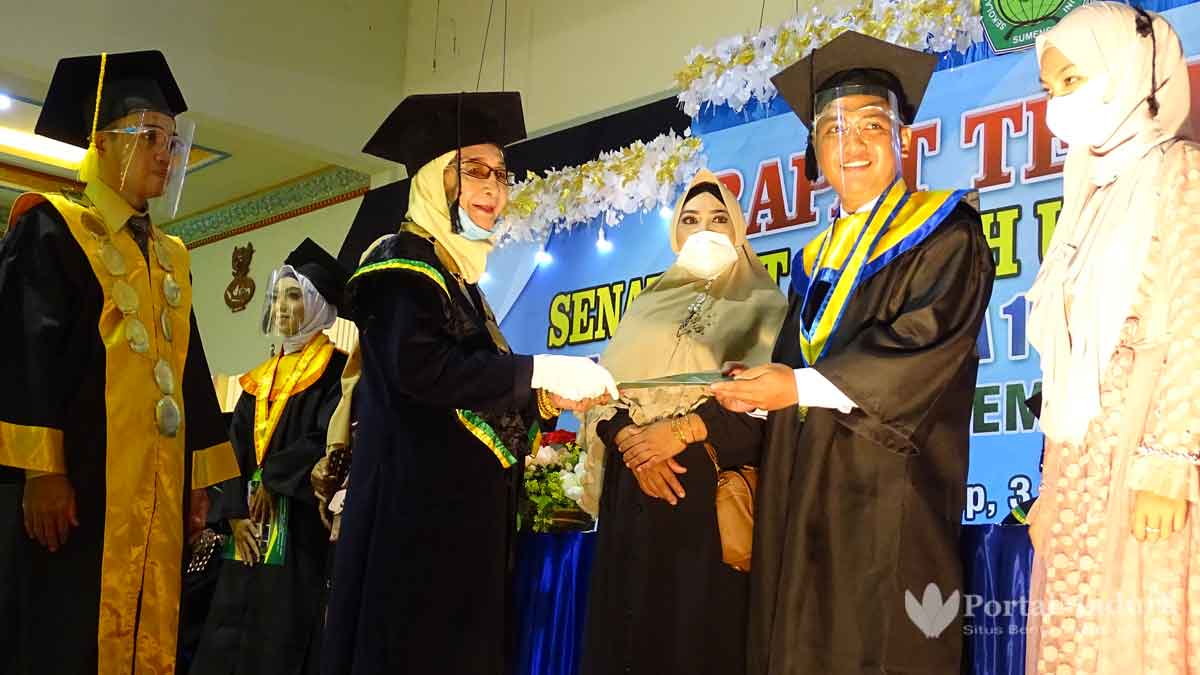 104 Mahasiswa STIT Aqidah Usymuni Diwisuda