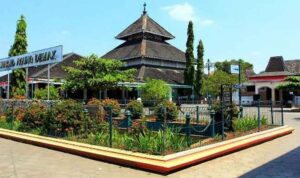5-Keunikan-Masjid-Agung-Demak-Sebagai-Masjid-Bersejarah-di-Jawa-Tengah