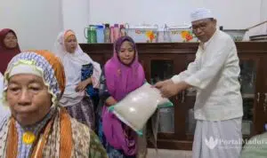 AMB-Santuni-Kaum-Duafa-dan-Anak-Yatim,-Mulai-Sembako,-Sarung-hingga-Mukena