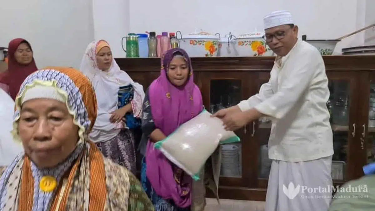 AMB-Santuni-Kaum-Duafa-dan-Anak-Yatim,-Mulai-Sembako,-Sarung-hingga-Mukena