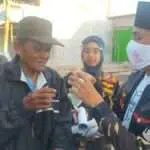 Ansor Pamekasan Bagi-bagi Takjil dan Vitamin Untuk Pengguna Jalan