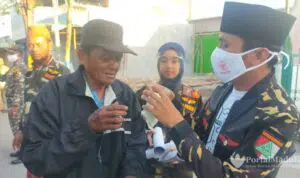 Ansor Pamekasan Bagi-bagi Takjil dan Vitamin Untuk Pengguna Jalan
