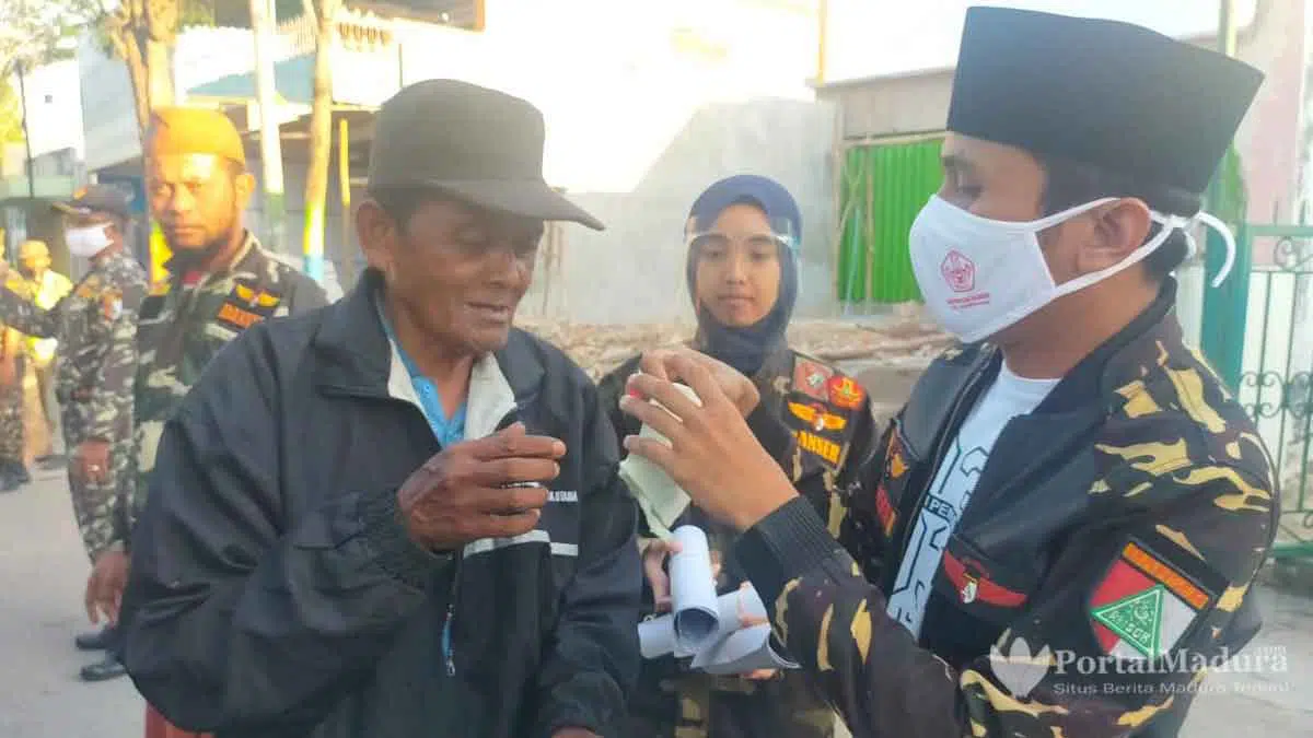 Ansor Pamekasan Bagi-bagi Takjil dan Vitamin Untuk Pengguna Jalan