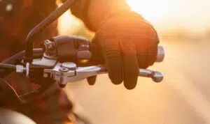 Begini Cara Mudah Setel Kopling Motor Anda