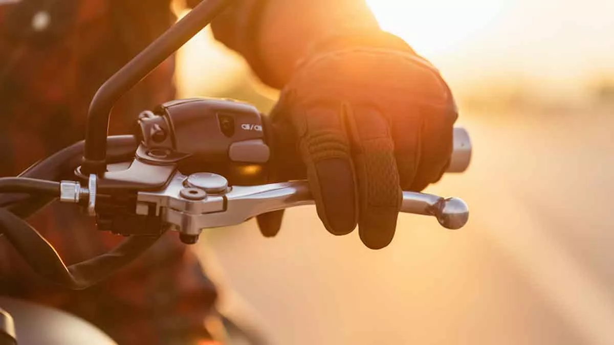 Begini Cara Mudah Setel Kopling Motor Anda