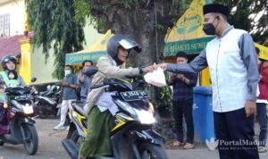 Puasa Pertama, Bupati Sumenep Bagikan 250 Takjil Gratis