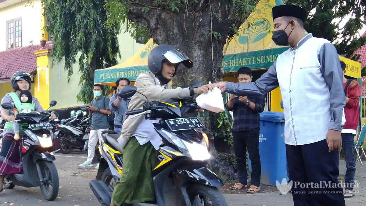 Puasa Pertama, Bupati Sumenep Bagikan 250 Takjil Gratis