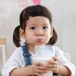 Bunda, Ini Bahaya Anak Terlalu Bayak Minum Susu