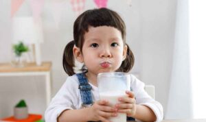 Bunda, Ini Bahaya Anak Terlalu Bayak Minum Susu