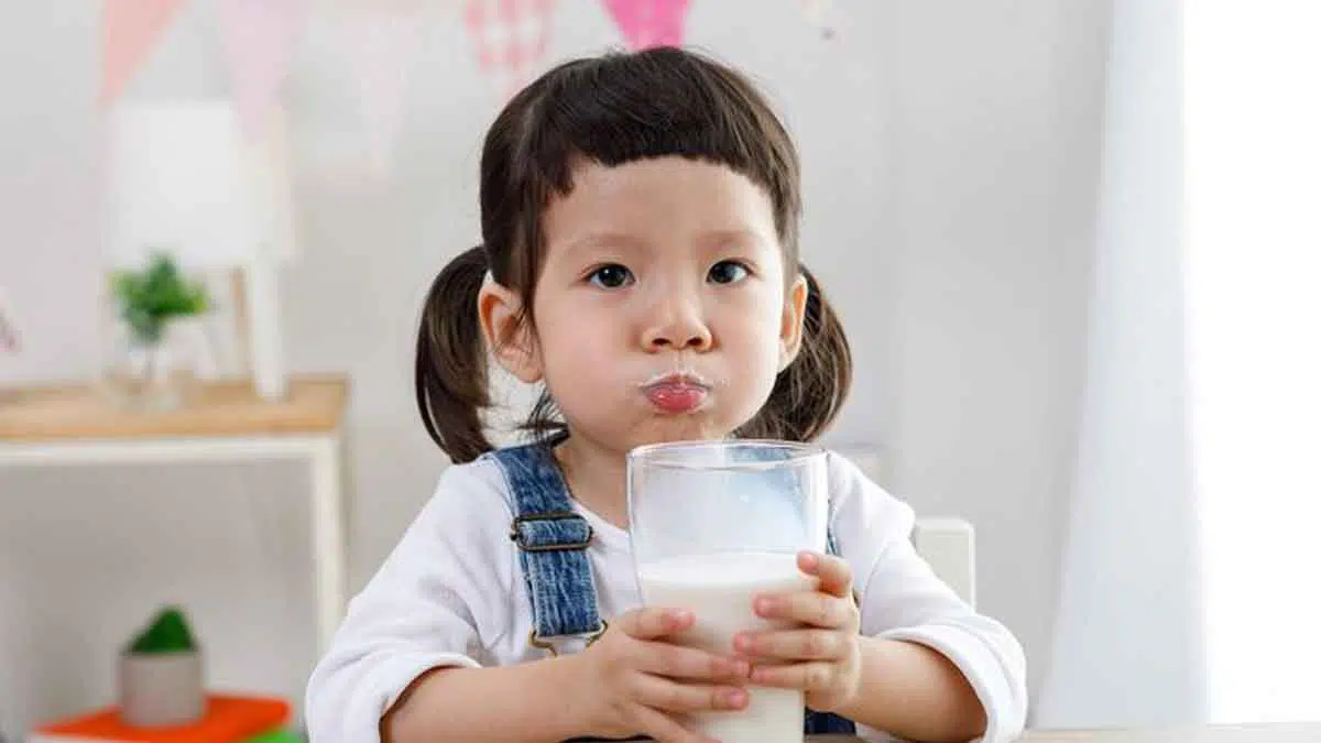 Bunda, Ini Bahaya Anak Terlalu Bayak Minum Susu