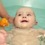 Cara Membersihkan Mainan Mandi Bayi Agar Tak Jadi Sarang Kuman