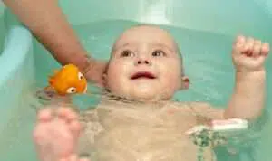 Cara Membersihkan Mainan Mandi Bayi Agar Tak Jadi Sarang Kuman