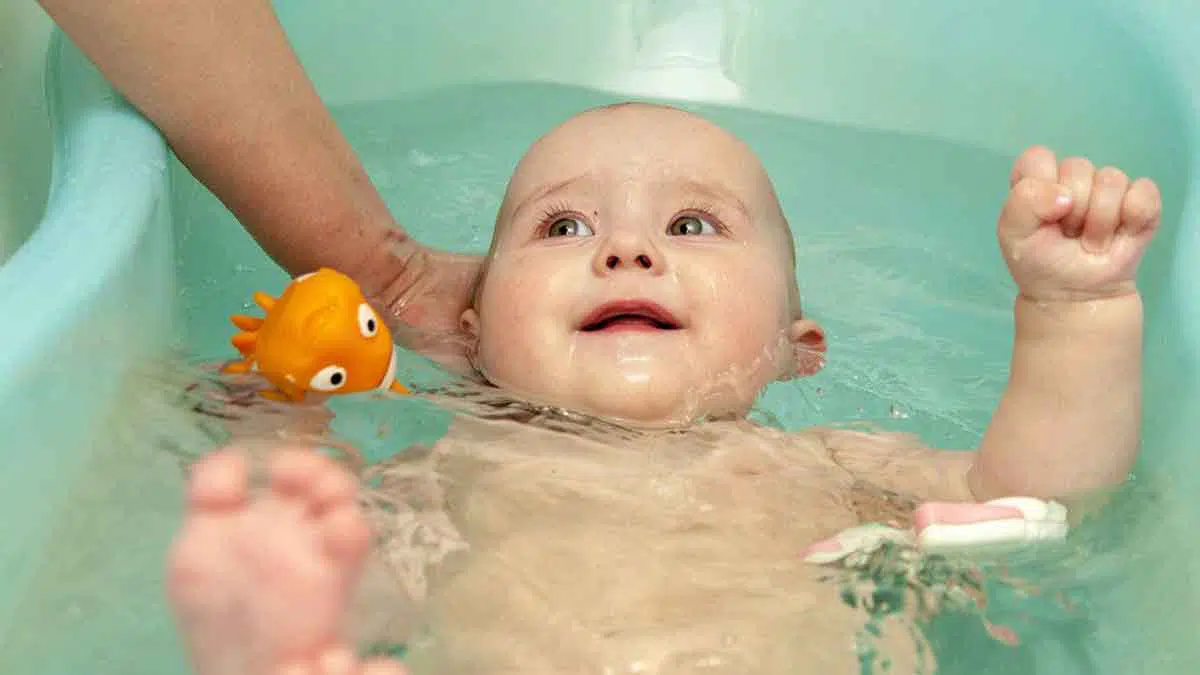 Cara Membersihkan Mainan Mandi Bayi Agar Tak Jadi Sarang Kuman