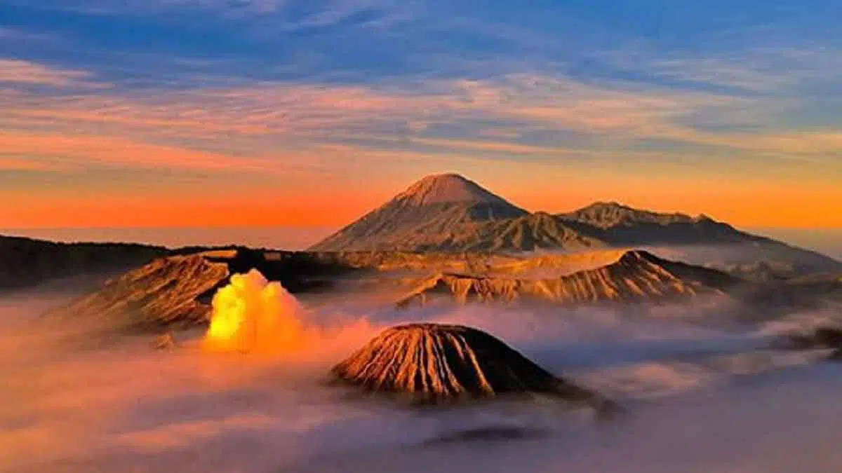 3 Gunung Terindah di Indonesia yang Tidak Boleh Anda Lewatkan