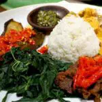 Lagi Diet Tapi Tetap Ingin Makan Nasi Padang? Ini 4 Caranya