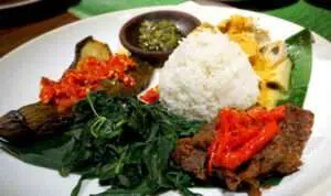 Lagi Diet Tapi Tetap Ingin Makan Nasi Padang? Ini 4 Caranya