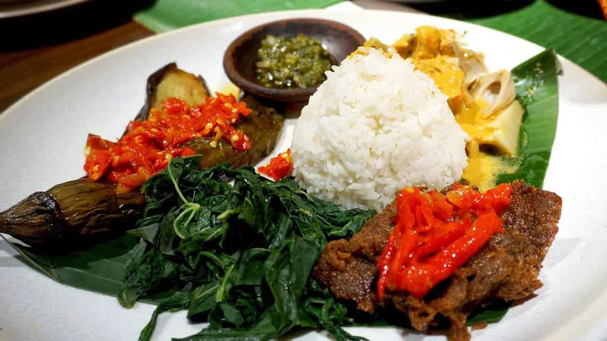 Lagi Diet Tapi Tetap Ingin Makan Nasi Padang? Ini 4 Caranya