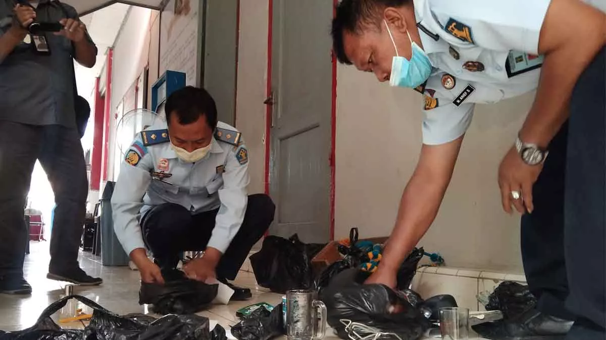Geledah Kamar Napi, Petugas Gabungan Temukan Logam Hingga Gunting