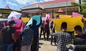 Geruduk-DPMD,-Warga-Patenteng-Desak-TFPKD-Ambil-Alih-Panitia-Pilkades