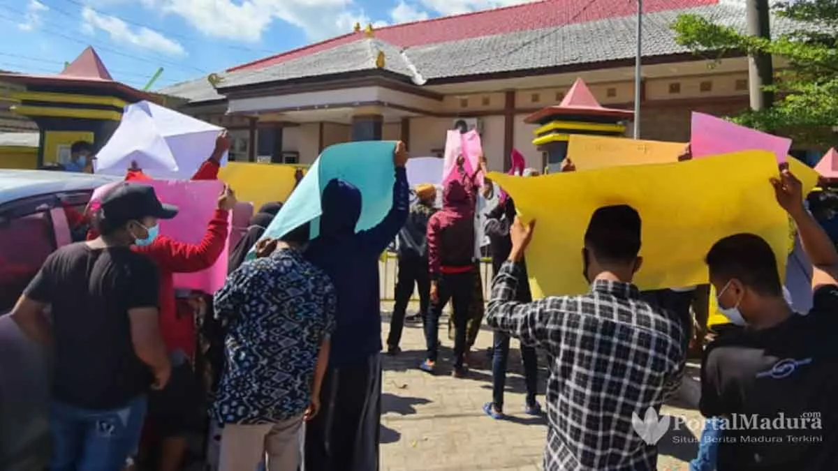 Geruduk DPMD, Warga Patenteng Desak TFPKD Ambil Alih Panitia Pilkades