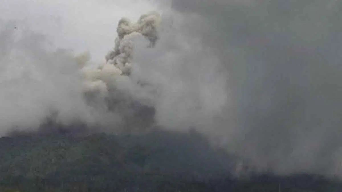 Gunung-Merapi-Gugurkan-Awan-Panas-Sejauh-2-Kilometer