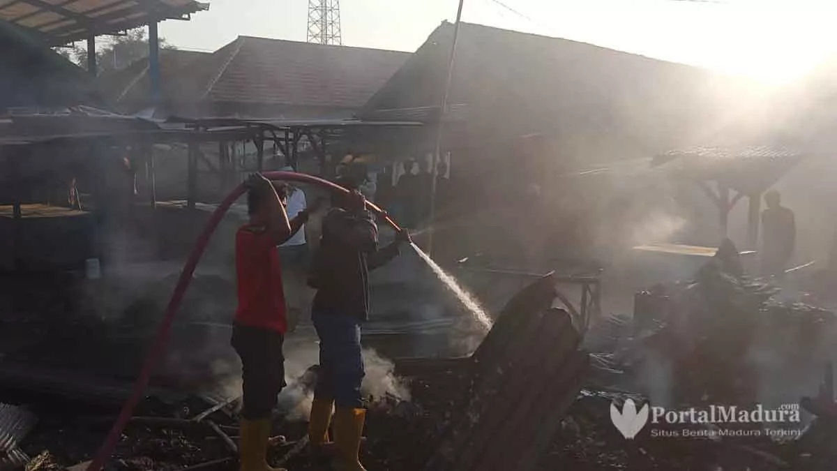 Kebakaran Toko Kelapa dan Warung Kopi di Pasar Torjun Sampang