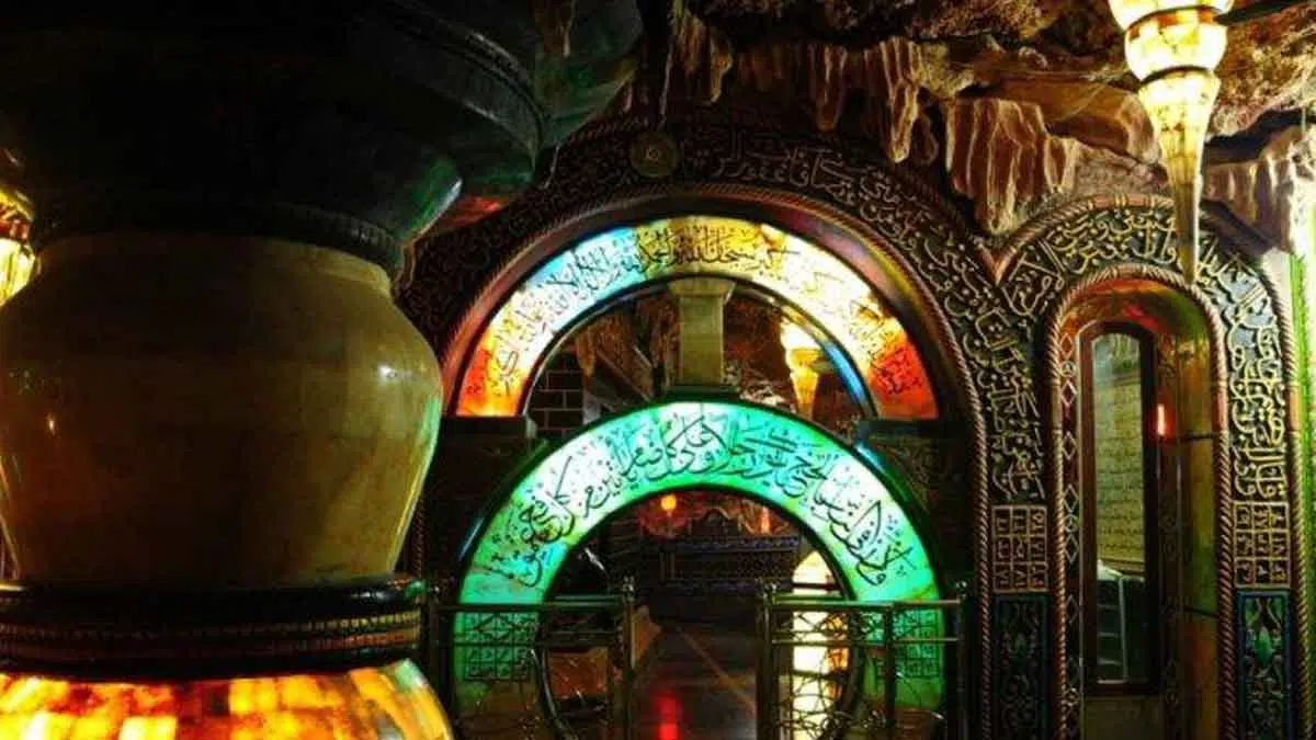 Keindahan-Masjid-Aschabul-Kahfi-yang-Tersembunyi-di-Perut-Bumi