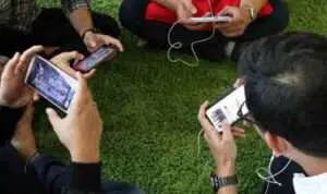 6 Cara Cegah Mata Lelah Akibat Cahaya Ponsel