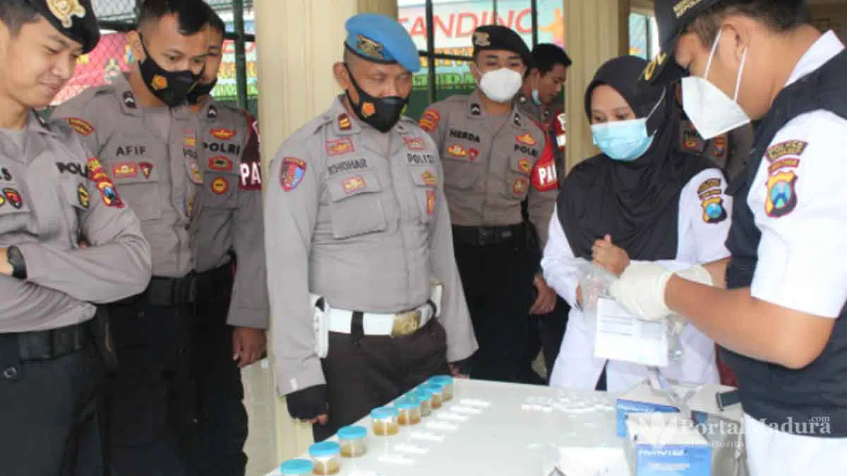 Mendadak! 32 Personel Sat Sabhara Polres Sumenep Jalani Tes Urine