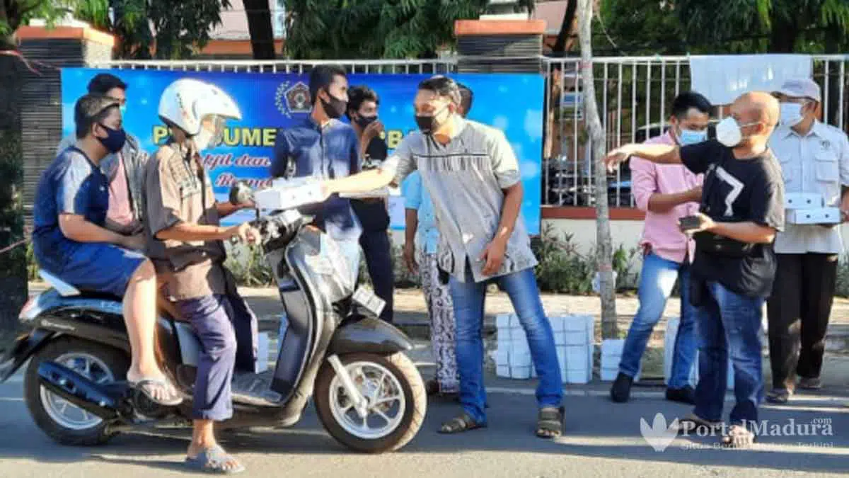 PWI Sumenep bersama SAI Bagikan 100 Takjil Gratis