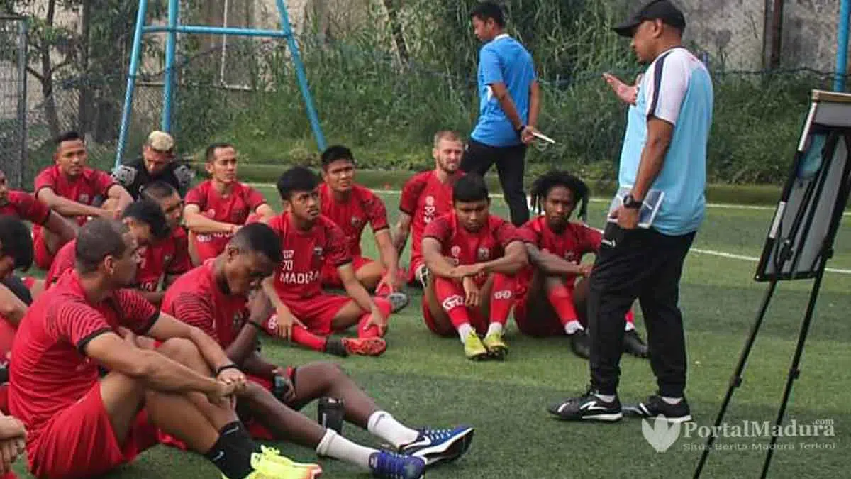 Pelatih-Madura-United-Sepakat-Liga-1-Terpusat-di-Pulau-Jawa