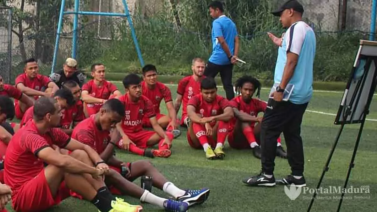 Pelatih  Sepakat Liga 1 Terpusat di Pulau Jawa