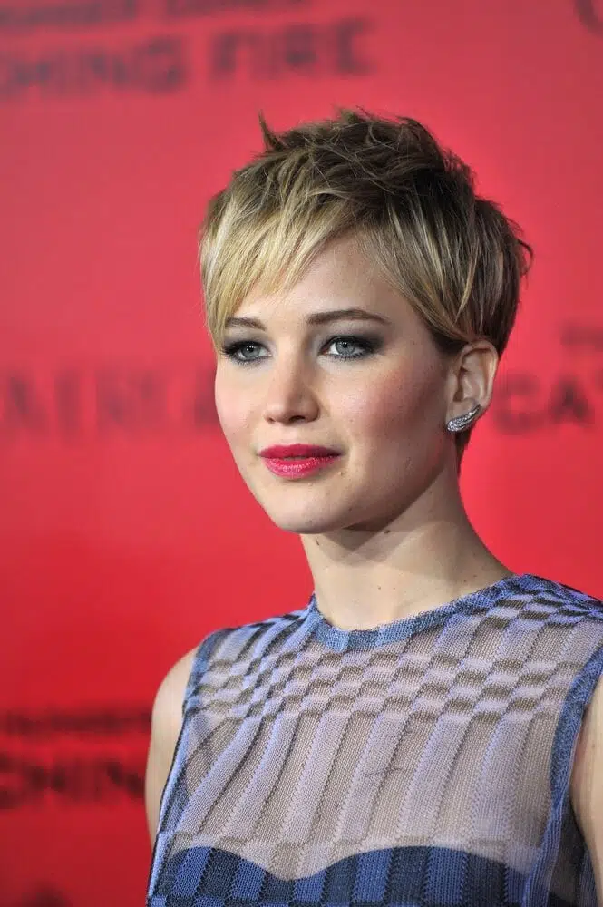 Pixie dengan Poni Tipis Pilihan Model Rambut Pendek Wanita untuk Wajah Bulat