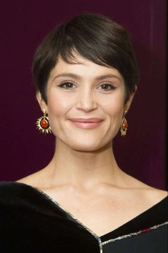 Pixie dengan Poni Tipis Pilihan Model Rambut Pendek Wanita untuk Wajah Bulatntuk Wajah Bulat