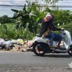 Sampah “Hiasi” Jalan Raya Saronggi Sumenep