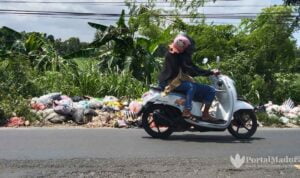 Sampah "Hiasi" Jalan Raya Saronggi Sumenep
