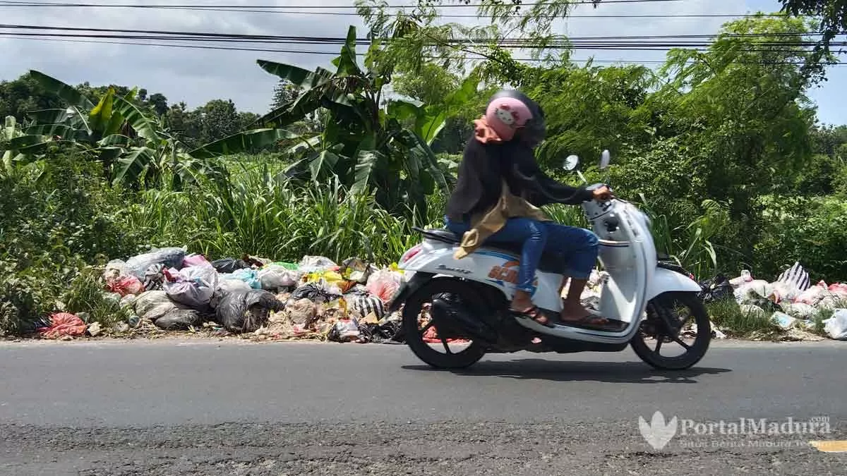 Sampah “Hiasi” Jalan Raya Saronggi Sumenep