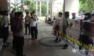 Dugaan Pungli, Warga “Geruduk” DPMPTSP dan Pemkab Bangkalan