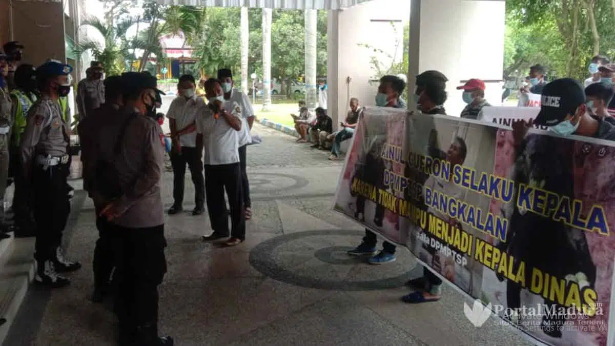 Dugaan Pungli, Warga "Geruduk" DPMPTSP dan Pemkab Bangkalan