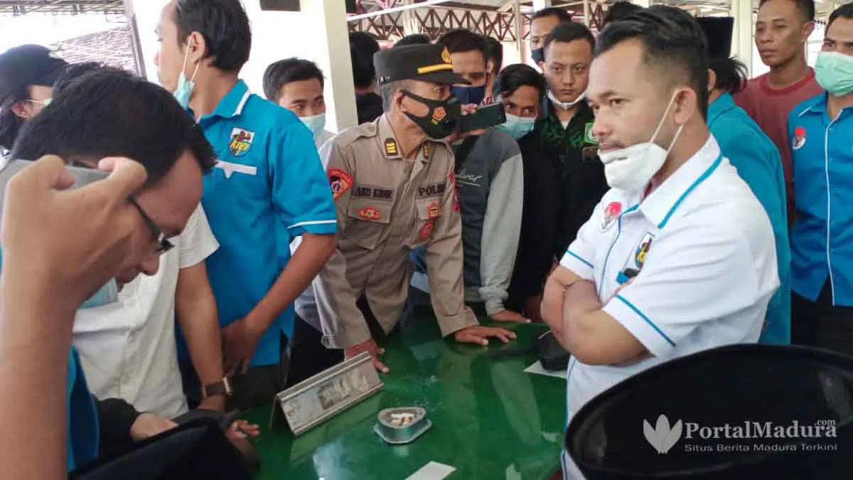 Suasana Pelantikan KNPI Pamekasan yang Ricuh