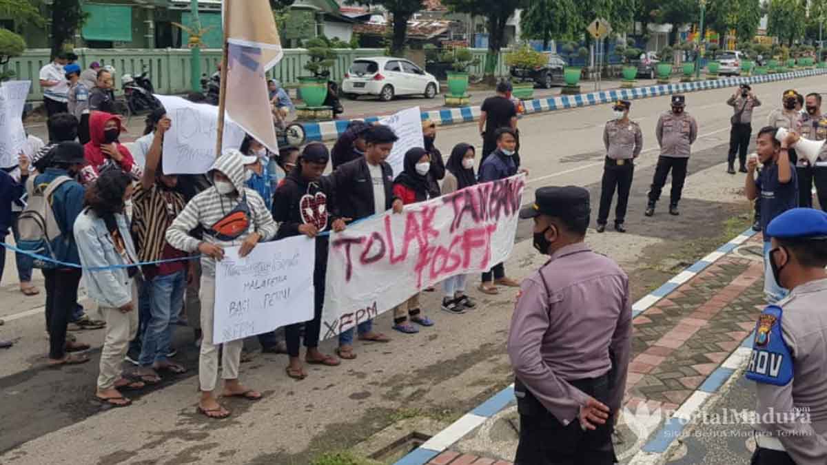 Tolak Penambangan Fosfat, FPM "Geruduk" Kantor Dewan Dan Bupati Sumenep ...