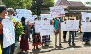 Warga Tolak Menundaan Pilkades Tanah Merah Laok