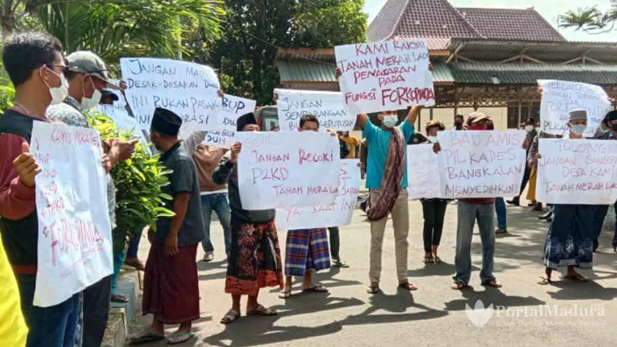 Warga Tolak Menundaan Pilkades Tanah Merah Laok