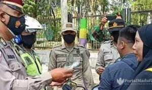 Dirazia Petugas, Pengendara Pamekasan Ditemukan Banyak tak Pakai Masker