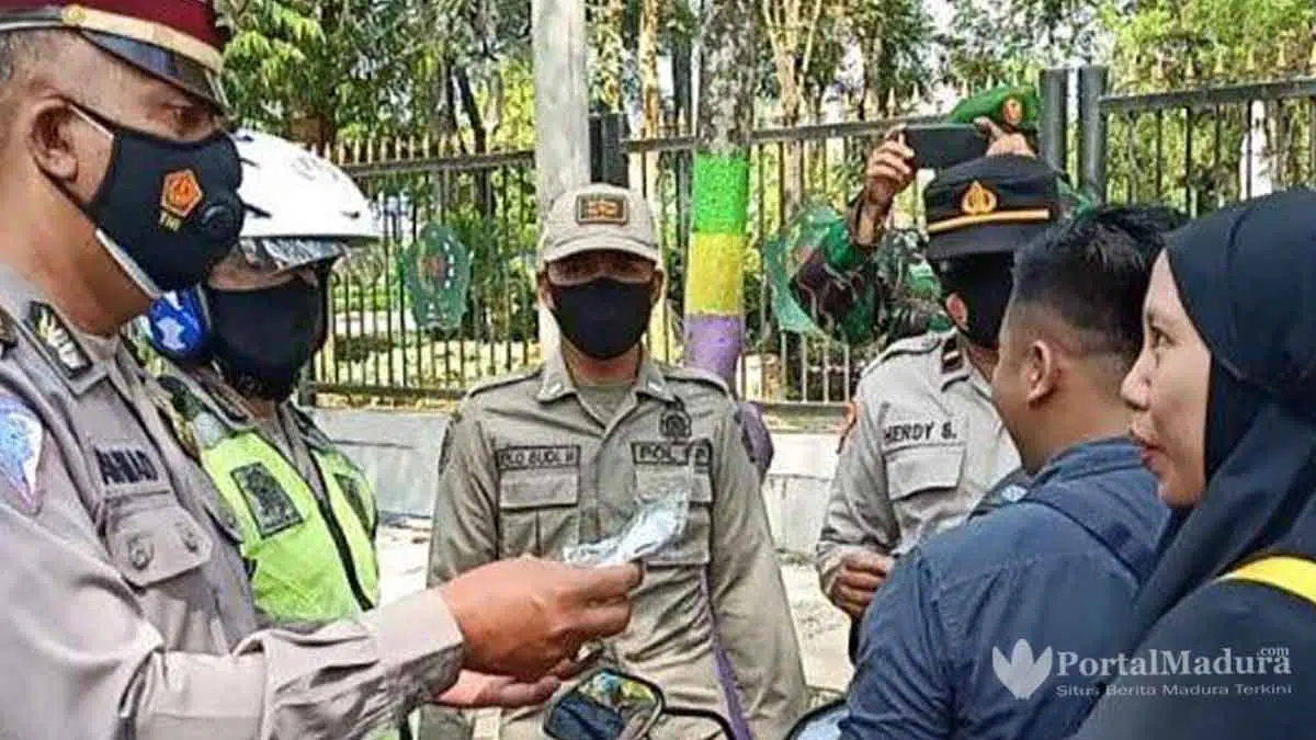 Dirazia Petugas, Pengendara Pamekasan Ditemukan Banyak tak Pakai Masker