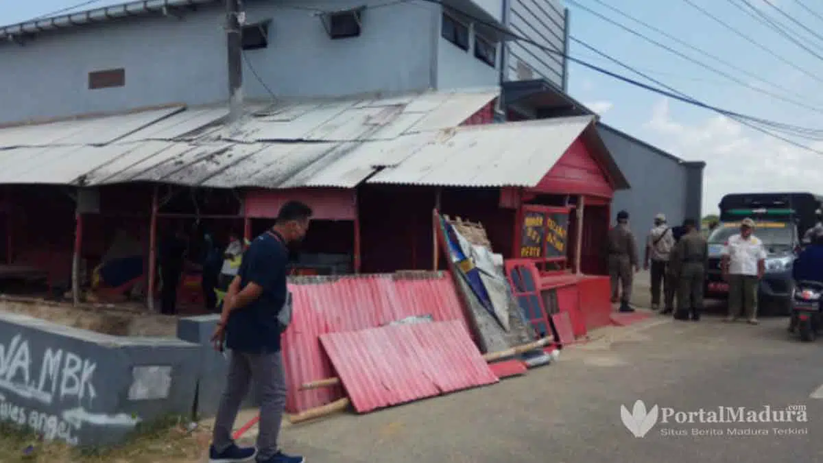 Jadi Tempat Jaringan Prostitusi, Warung Cat Merah di Babbalan Dibongkar Paksa