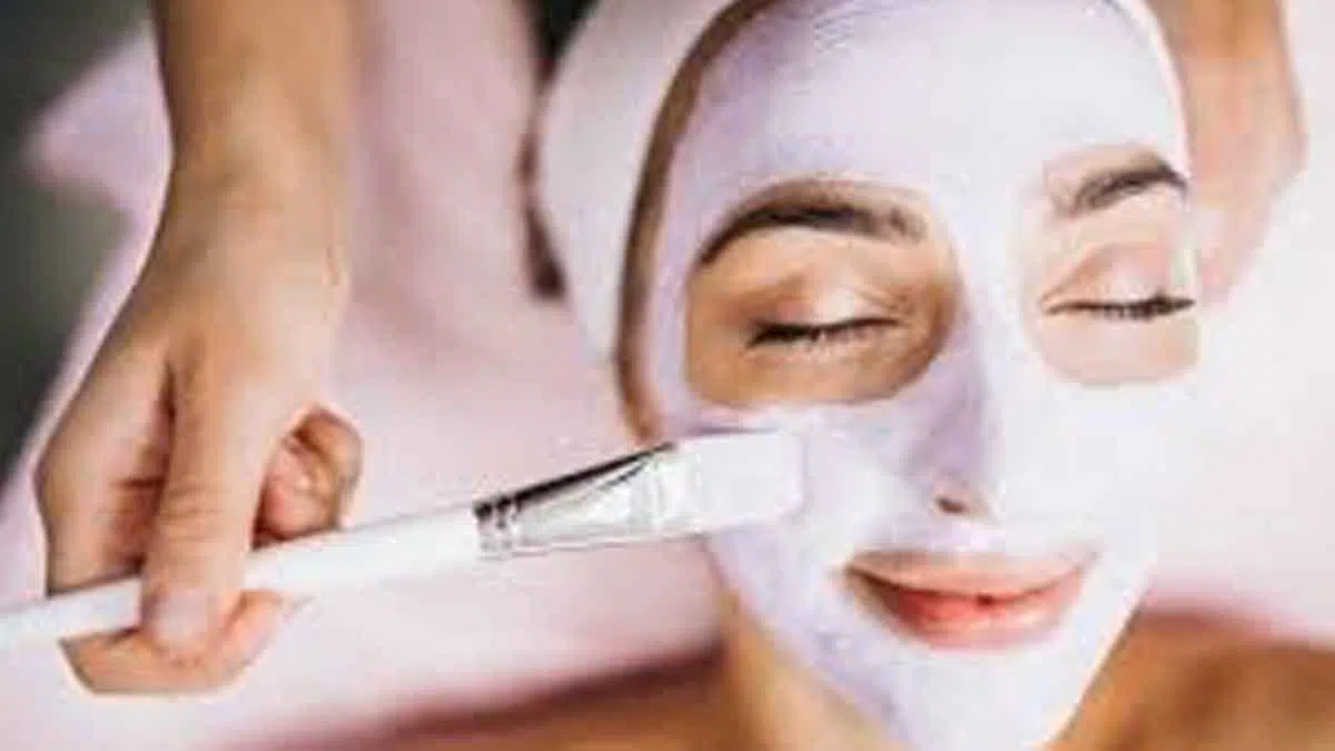 Ladies, Lakukan 7 Rutinitas Skincare Ini Setelah Pulang dari Pesta